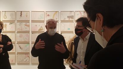 Antoni Llena en la inauguración de su exposición de la Fundación Vila Casas, junto al comisario Àlex Susanna.
