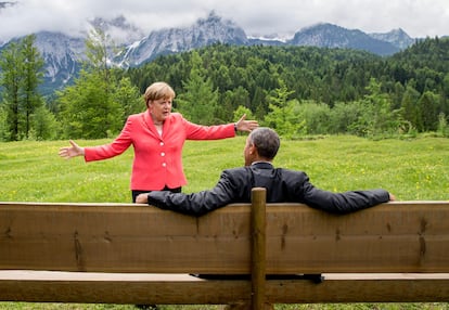 Angela Merkel y Barack Obama durante la cumbre del G-7 de 2015, en Elmau (Alemania). "El presidente Barack Obama, sucesor de George W. Bush y en el cargo desde enero de 2009, y yo llegamos al banco (hecho especialmente para la foto de familia) unos minutos antes que los demás. Se sentó y se
puso cómodo, apoyando ambos brazos en el respaldo. Esa
escena se inmortalizó y dio la vuelta al mundo", recuerda Merkel en 'Libertad'. "Me encontraba frente a él e intenté explicarle lo que me recordaba ese banco", que fue una enorme silla de playa de mimbre que se fabricó para el retrato colectivo de una cumbre anterior. 