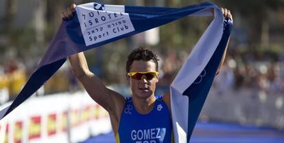 El triatleta español Javier Gómez Noya celebra su victoria