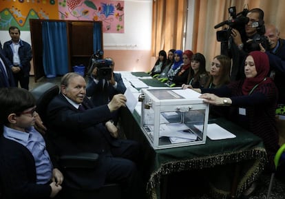 El presidente de Argelia, Abdelaziz Buteflika, vota en mayo de 2017, durante las sextas elecciones legislativas en Argel.