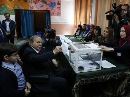 El presidente de Argelia, Abdelaziz Buteflika, vota en mayo de 2017, durante las sextas elecciones legislativas en Argel.