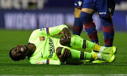 Ousmane Dembele tendido en el suelo tras un lance del partido.