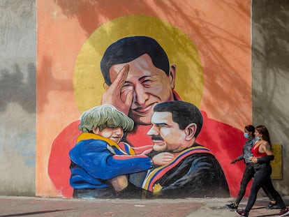 Mural que celebra a Hugo Chávez y Nicolás Maduro en Caracas (Venezuela), fotografiado el 14 de abril.