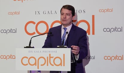 El presidente de Castilla y León, Alfonso Fernández Mañueco, durante su intervención en los Premios Capital, en Salamanca, este lunes.