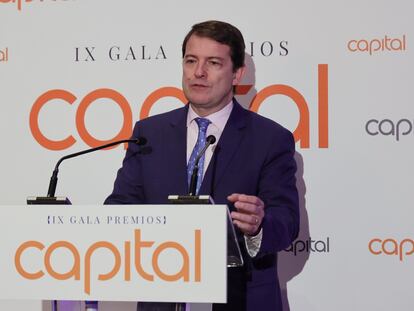 El presidente de Castilla y León, Alfonso Fernández Mañueco, durante su intervención en los Premios Capital, en Salamanca, este lunes.