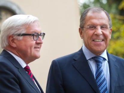 Steinmeier (esquerda) e Sergei Lavrov, antes da reunião em Berlim.