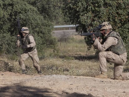 Militares españoles en unas maniobras junto a la base de Cerro Muriano (Córdoba).