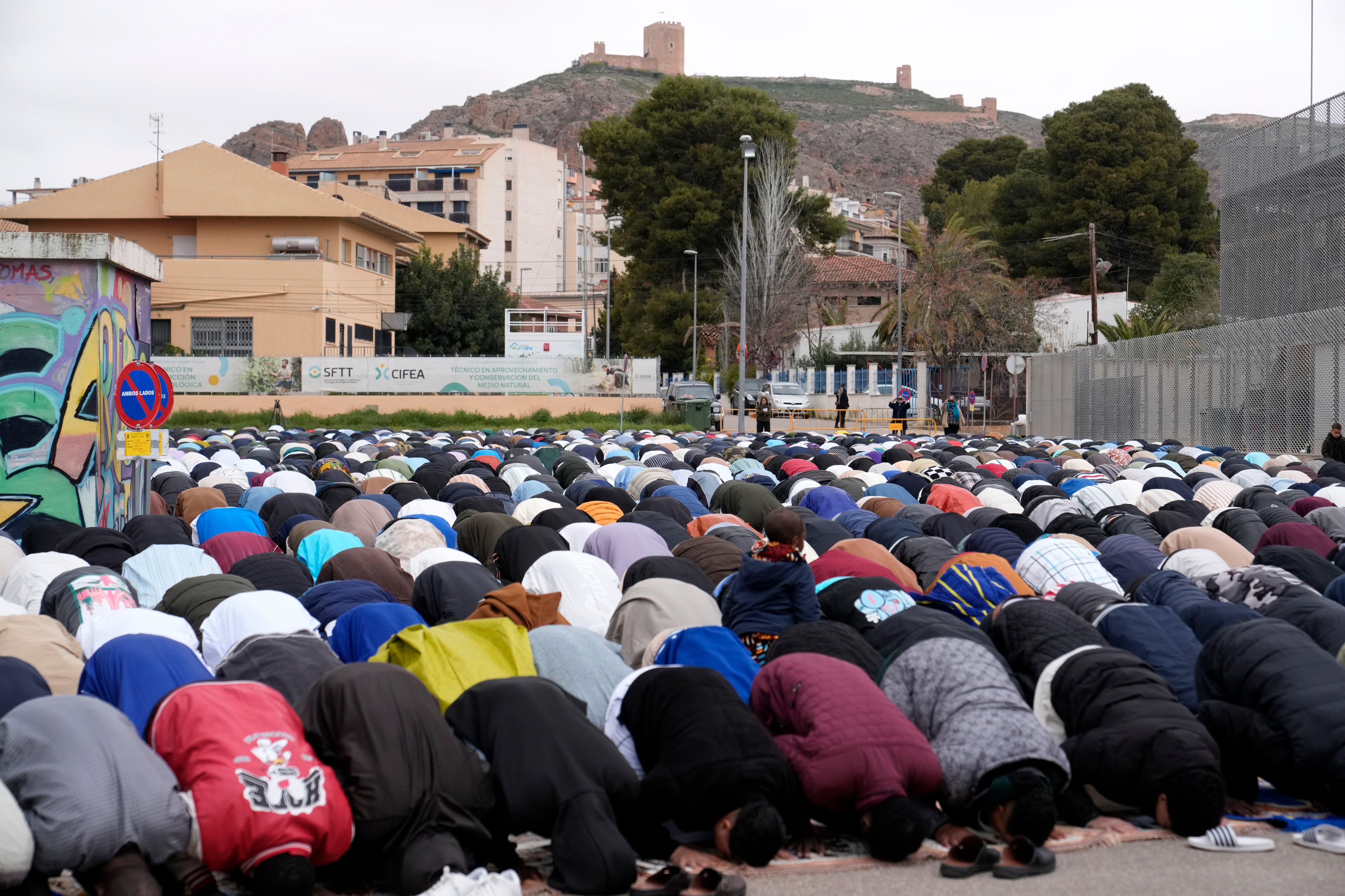 el rezo del din del Ramadán en un aparcamiento de Jumilla (Murcia), el viernes.