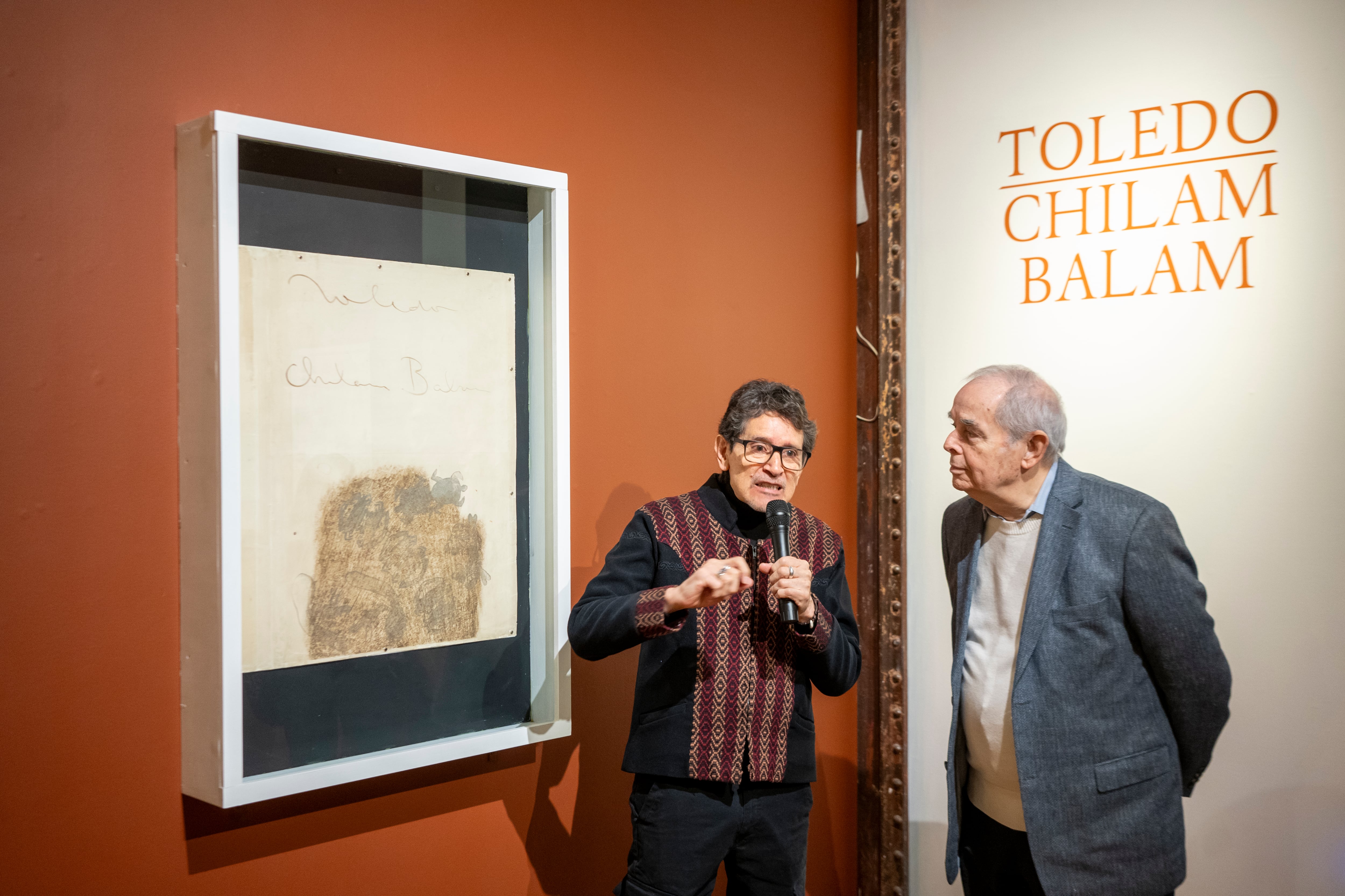 Alejandro Brito, director del Museo del Estanquillo y Armando Colima, coleccionista de arte, durante un recorrido por la exposición.