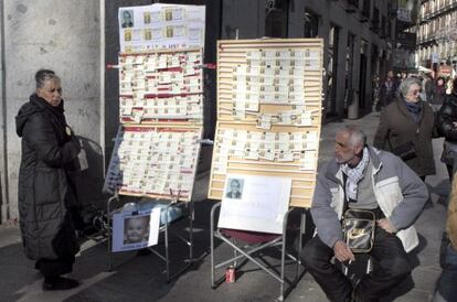 Vendedores de loter&iacute;a en la madrile&ntilde;a Puerta del Sol.