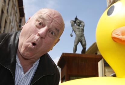 Leo Bassi, junto a su pato gigante hinchable, ayer en la Herriko Plaza de Barakaldo.