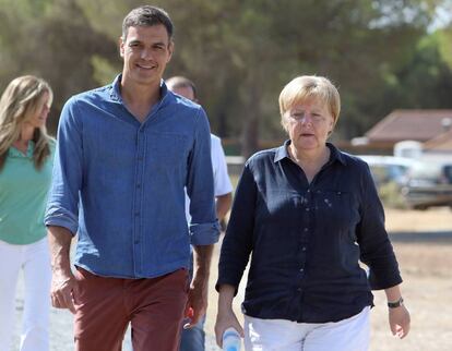 El presidente del Gobierno, Pedro Sánchez, y la canciller alemana, Angela Merkel, en el parque nacional de Doñana. 