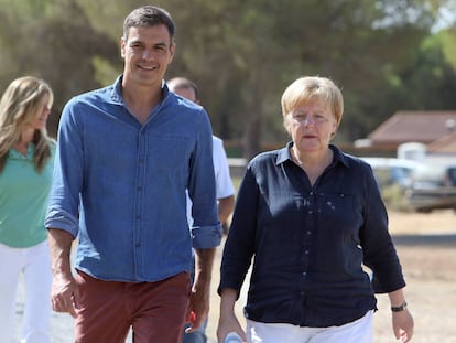 El presidente del Gobierno, Pedro Sánchez, y la canciller alemana, Angela Merkel, en el parque nacional de Doñana.