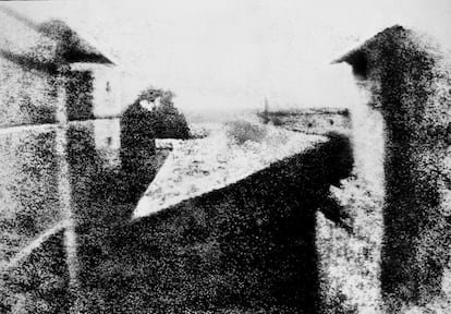 La fotografía más antigua que se conserva, 'Vista desde la ventana en Le Gras', de Joseph Nicéphore Niépce.