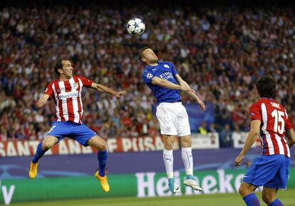 El jugador del Leicester Jamie Vardy salta a por el balón.