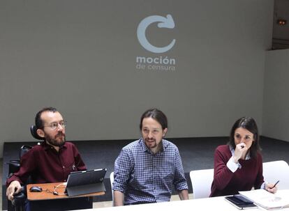 El l&iacute;der de Podemos, Pablo Iglesias (centro), junto a Pablo Echenique e Irene Montero, el pasado s&aacute;bado.