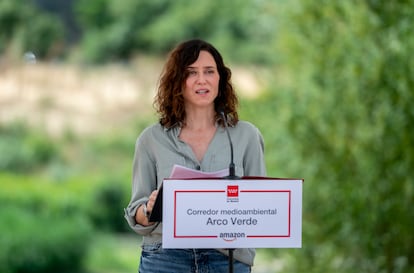 Isabel Díaz Ayuso, durante una visita la semana pasada a la nueva pasarela sobre el río Henares.