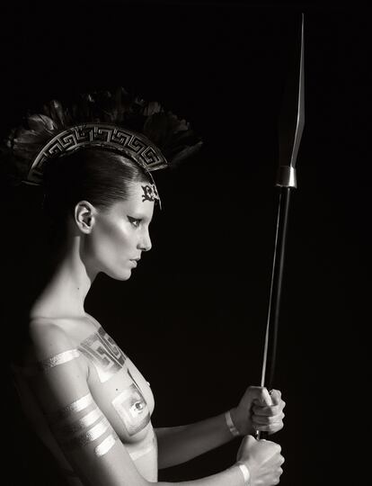 Iris Strubegger representa a Atenea, la diosa de la sabiduría, la estrategia y la guerra justa