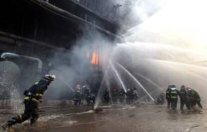 Bomberos trabajan para controlar un incendio en la refineria en la Compañía PetroChina Dalian Petrochemical, en Dalian al norte de China. EFE/Archivo