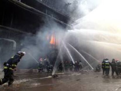 Bomberos trabajan para controlar un incendio en la refineria en la Compañía PetroChina Dalian Petrochemical, en Dalian al norte de China. EFE/Archivo