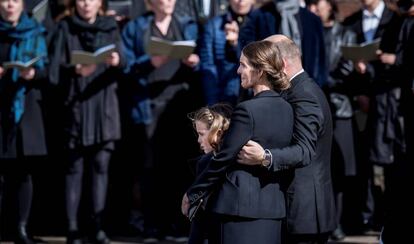 Anders Holch Povlsen, Anne y la hija de ambos Astrid, en el funeral de sus tres hijos Alma, Agnes y Alfred.
