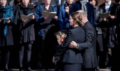 Anders Holch Povlsen, Anne y la hija de ambos Astrid, en el funeral de sus tres hijos Alma, Agnes y Alfred.