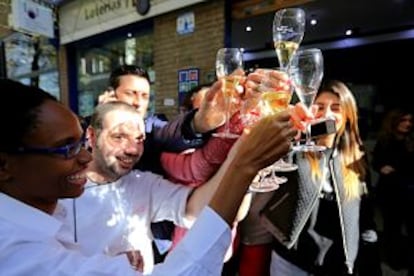 Celebración en la administración número 76 de la calle Zurbano de Madrid que hoy ha repartido 472 millones de euros del primer premio.