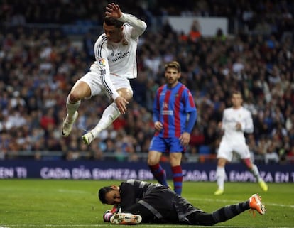 Keylor Navas como portero del Levante se hace con un balón ante Cristiano Ronaldo, en un partido de Liga en el Santiago Bernabéu en Marzo de 2014.