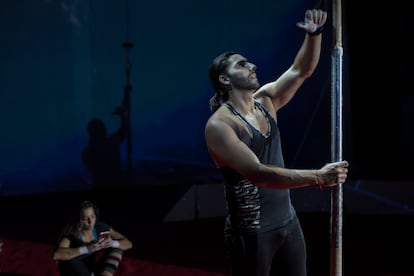 Un artista del circo parado en Vilanova i la Geltrú (Barcelona).