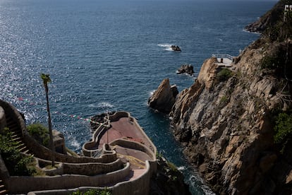 El mirador (izquierda), completamente vacío, y la plataforma de salto (derecha) de La Quebrada, el 24 de diciembre.