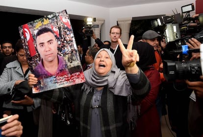 La madre de una víctima de la dictadura a la entrada de la primera audiencia pública de la comisión de la verdad.