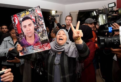 La madre de una v&iacute;ctima de la dictadura a la entrada de la primera audiencia p&uacute;blica de la comisi&oacute;n de la verdad. 