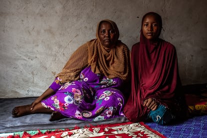 Ache Bachir y su hija Goussia, desplazadas a causa de la violencia terrorista de Boko Haram en el Extremo Norte de Camerún.