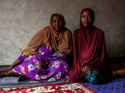 Ache Bachir y su hija Goussia, desplazadas a causa de la violencia terrorista de Boko Haram en el Extremo Norte de Camerún.