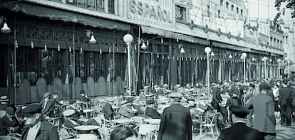 La terraza del Café Español, en el Paralelo de Barcelona, en los años veinte.