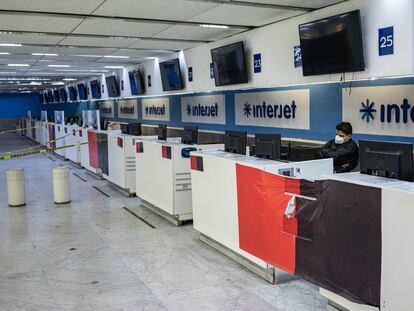 Un trabajador de Interjet en huelga, hace guardia en los mostradores de la aerolínea en el aeropuerto de Ciudad de México, el pasado 9 de julio.