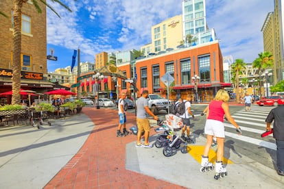 Patinadores en el Gaslamp Quarter, una de las zonas más animadas del centro de San Diego.