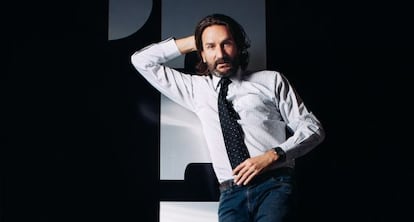 Frédéric Beigbeder, fotografiado para ICON en la redacción de Lui en septiembre en París, representando el tan en boga papel de editor estrella.