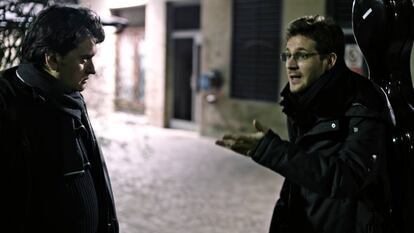 Mathieu Herzog (viola) y Raphaël Merlin (violonchelo) discuten en la calle después de un concierto.