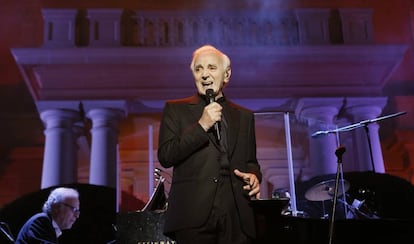 Charles Aznavour, durant l'actuació a Barcelona.