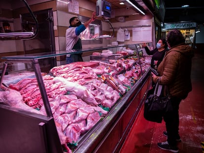 Carnicería en el mercado de La Cebada, en Madrid.