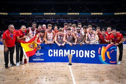 La selección española masculina sub-18 ganadora del Europeo de baloncesto en Belgrado.