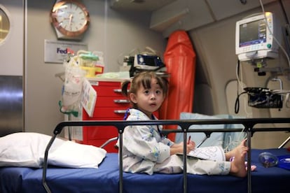 Una ni&ntilde;a en el hospital instalado en el avi&oacute;n de la ONG Orbis.