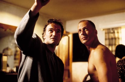 El director de cine Quentin Tarantino dirige a Bruce Willis en 'Pulp fiction'.