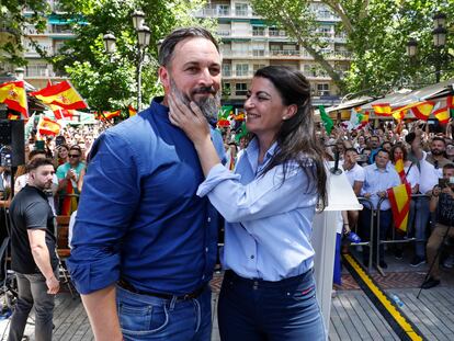 Santiago Abascal y Macarena Olona en un mitin preelectoral de Vox en Granada el pasado 28 de mayo.