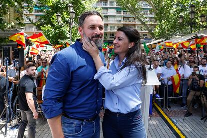 Santiago Abascal y Macarena Olona en un mitin preelectoral de Vox en Granada el pasado 28 de mayo.