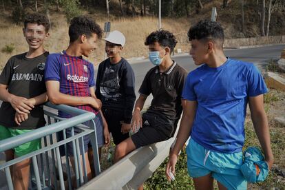 Menores marroquíes fugados del centro de acogida de Piniers en Ceuta. De izquierda a derecha: Ayman (16 años), Mohamed (16), Eisa (15), Mohamed (15) y Mohamed (17).