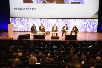 Francisco Caamaño, Alberto Ruiz-Gallardón, Rafael Catalá y Juan Carlos Campo, exministros de Jusitica, y Juan Carlos Estévez, presidente del Consejo General de Procuradores de España, durante la jornada inaugural de las XII Jornadas Nacionales de Juntas de Gobierno celebradas en Huesca.