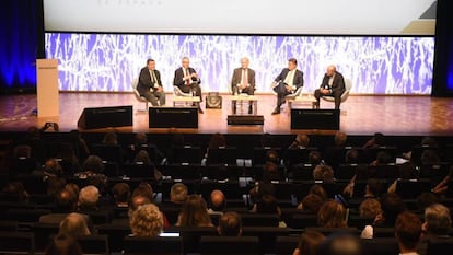 Francisco Caamaño, Alberto Ruiz-Gallardón, Rafael Catalá y Juan Carlos Campo, exministros de Jusitica, y Juan Carlos Estévez, presidente del Consejo General de Procuradores de España, durante la jornada inaugural de las XII Jornadas Nacionales de Juntas de Gobierno celebradas en Huesca.