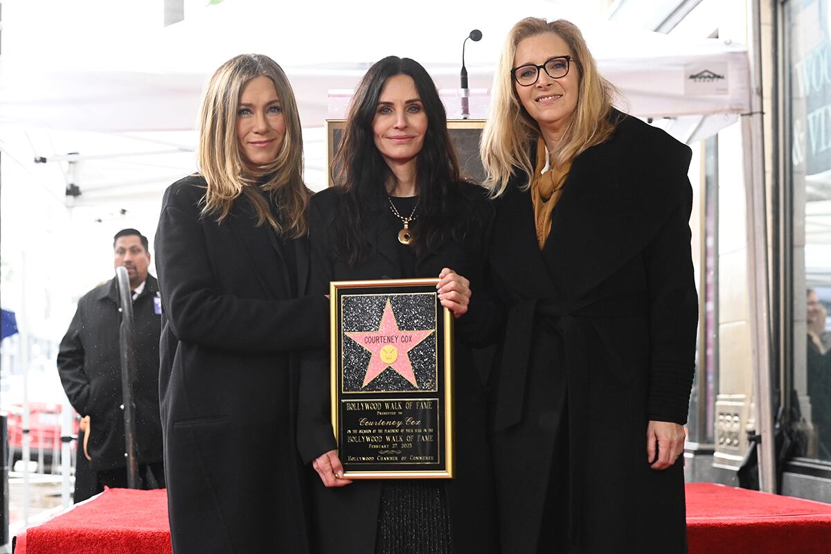 Jennifer Aniston y Lisa Kudrow quisieron acompañar a su compañera en ‘Friends’ Courteney Cox durante el descubrimiento de su estrella en el Paseo de la Fama de Hollywood, en febrero de 2023.